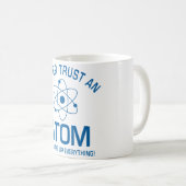Funny Chemistry Pun Joke vertrouwt nooit een atoom Koffiemok (Voorkant rechts)