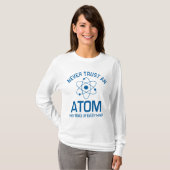 Funny Chemistry Pun Joke vertrouwt nooit een atoom T-shirt (Voorkant volledig)