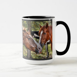 Funny Chestnut Stallion & Mare in een bosfoto Mok