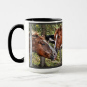 Funny Chestnut Stallion & Mare in een bosfoto Mok (Links)