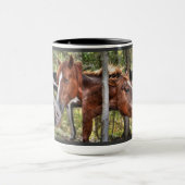 Funny Chestnut Stallion & Mare in een bosfoto Mok (Midden)