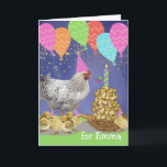 Funny Chicken Birthday for a Friend Voeg een naam  Kaart<br><div class="desc">Fijne kip met de verjaardagskaart voor een vriend. Voeg de naam van je vriend toe aan de cover zoals je wilt. Hoesje afbeelding van een verjaardagsfeest wanneer haar kuikens zich klaar maken om te feesten op een coop-cake van verschillende zaden in een nest met een verjaardagskaartje bovenaan. De ballonnen van...</div>
