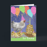 Funny Chicken Birthday for a Friend Voeg een naam  Kaart<br><div class="desc">Fijne kip met de verjaardagskaart voor een vriend. Voeg de naam van je vriend toe aan de cover zoals je wilt. Hoesje afbeelding van een verjaardagsfeest wanneer haar kuikens zich klaar maken om te feesten op een coop-cake van verschillende zaden in een nest met een verjaardagskaartje bovenaan. De ballonnen van...</div>