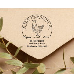 Funny Chicken Happy Mail Return Stamp Rubberstempel<br><div class="desc">Een originele, geïllustreerde, gepersonaliseerde stempel voor uw bedrijf! Klanten zullen van de kip houden, "Just Chicken In". Maak jezelf los van deze grappige, maar klastige afslag van kippen en postfors uw reclamemails af met een schattige muziek, zodat uw klanten er zeker van zijn dat ze glimlachen! Het decoratieve hen-ontwerp bevat...</div>