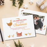 Funny Chicken Kerstfoto Feestdagenkaart<br><div class="desc">Het perfecte grappige kerstkaartje voor je kipliefhebbende vrienden, dit gekke briefkaart van de kerstkip is super schattig en maakt zeker iemand aan het lachen. Pun leest: "Ik ben Dream-HEN van een witte kerst" en heeft schattige geïllustreerde kippen en kippen. Upload je familiefoto op de achterkant! Een leuke, niet-traditionele feestelijke groet...</div>