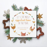 Funny Chicken Pun Square Feestdagenkaart<br><div class="desc">De perfecte grappige kerstkaart voor je kip liefhebbende vrienden, deze gekke kerstpun-foto-kaart is super schattig en maakt zeker iemand aan het lachen. De woordspeling luidt: "Het is de meest getijdentijd van het jaar" en bevat schattige geïllustreerde kippen, kuikens, veren en eieren. Upload je familiefoto op de achterkant! Een leuke, niet-traditionele...</div>