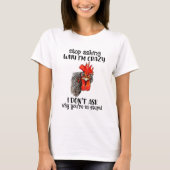 Funny Chicken Stop met vragen waarom ik gek ben... T-shirt (Voorkant)