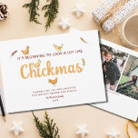 Funny Chicken Two Photo Holiday Card Feestdagenkaart<br><div class="desc">Het perfecte grappige kerstkaartje voor je kipliefhebbende vrienden, dit gekke briefkaart van de kerstkip is super schattig en maakt zeker iemand aan het lachen. Pun zegt: "Het begint er veel op te lijken als Chickmas" en heeft een schattige illustratie van kuikens die over de hele tekst klimmen. Upload twee familiefoto's...</div>