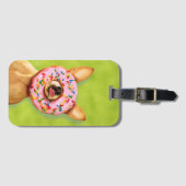 Funny Chihuahua Dog met Sprinkle Donut op Nose Bagagelabel (Voorkant (horizontaal))