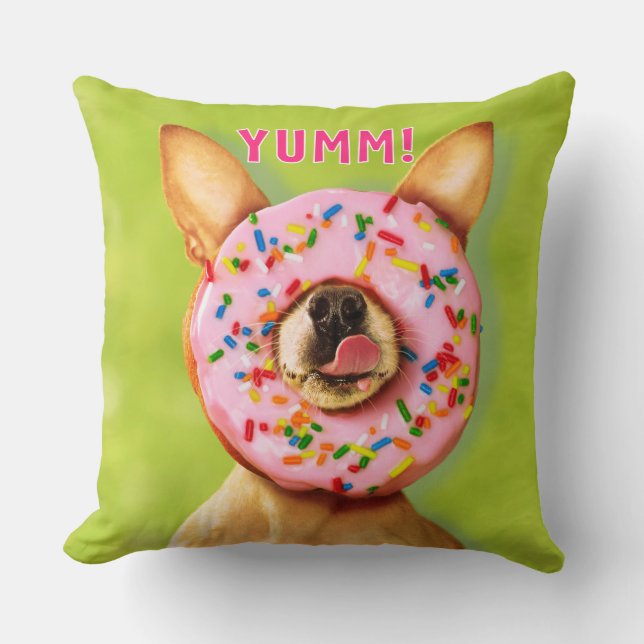 Funny Chihuahua Dog met Sprinkle Donut op Nose Kussen (Voorkant)