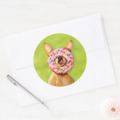 Funny Chihuahua Dog met Sprinkle Donut op Nose Ronde Sticker (Envelop)