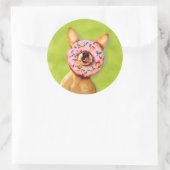 Funny Chihuahua Dog met Sprinkle Donut op Nose Ronde Sticker (Tas)
