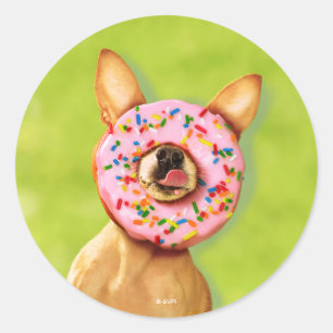 Funny Chihuahua Dog met Sprinkle Donut op Nose Ronde Sticker