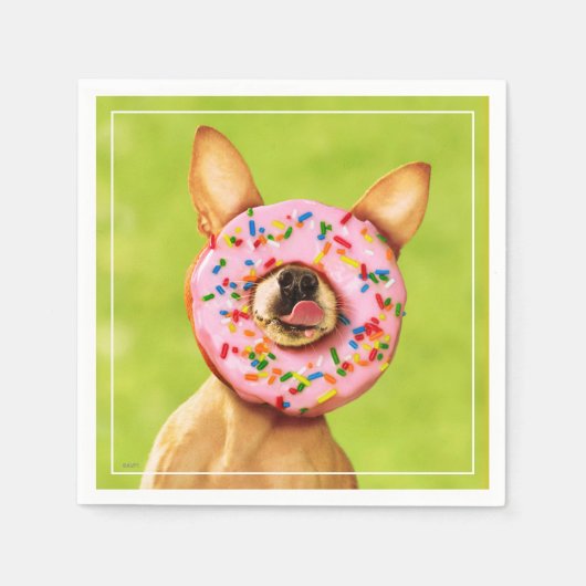 Funny Chihuahua Dog met Sprinkle Donut op Nose Servet (Voorkant)