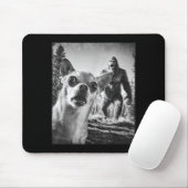 Funny Chihuahua Selfie With Bigfoot Sasquatch Cryp Muismat (Met muis)