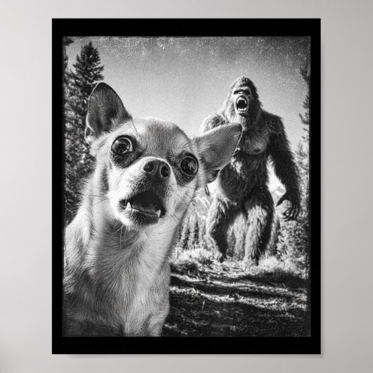 Funny Chihuahua Selfie With Bigfoot Sasquatch Cryp Poster (Voorkant)