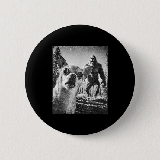 Funny Chihuahua Selfie With Bigfoot Sasquatch Cryp Ronde Button 5,7 Cm (Voorkant)