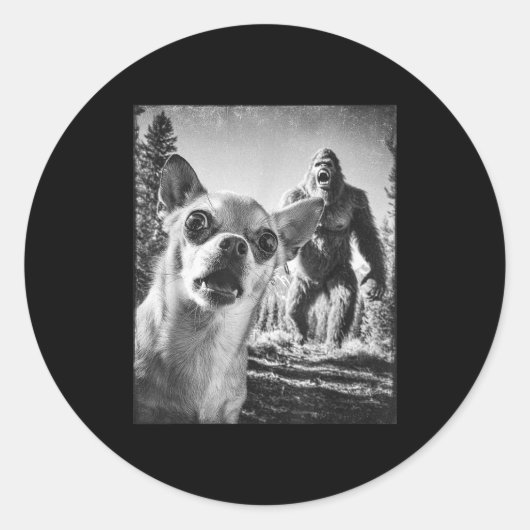 Funny Chihuahua Selfie With Bigfoot Sasquatch Cryp Ronde Sticker (Voorkant)
