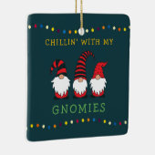 Funny Chillin' met mijn Gnomen-kerstgeweer | Ce Keramisch Ornament (Rechts)