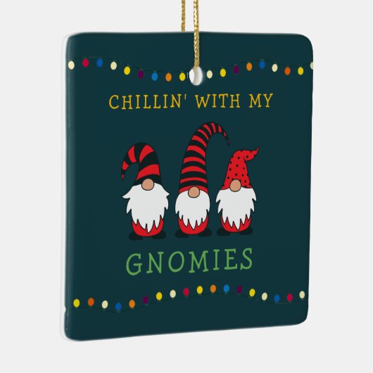 Funny Chillin' met mijn Gnomen-kerstgeweer | Ce Keramisch Ornament (Rechts)