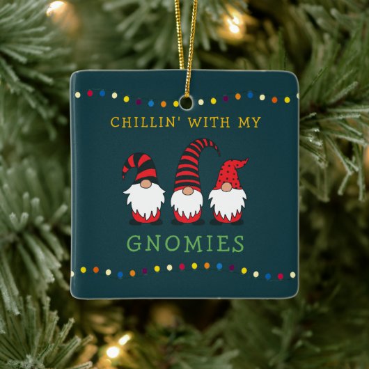 Funny Chillin' met mijn Gnomen-kerstgeweer | Ce Keramisch Ornament (Boom)