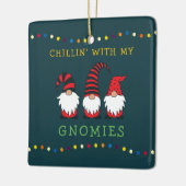 Funny Chillin' met mijn Gnomen-kerstgeweer | Ce Keramisch Ornament (Links)