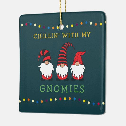 Funny Chillin' met mijn Gnomen-kerstgeweer | Ce Keramisch Ornament (Links)