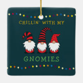 Funny Chillin' met mijn Gnomen-kerstgeweer | Ce Keramisch Ornament (Achterkant)