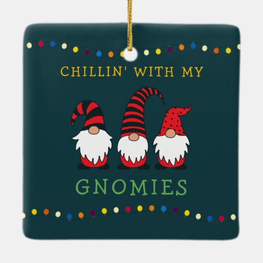 Funny Chillin' met mijn Gnomen-kerstgeweer | Ce Keramisch Ornament (Achterkant)