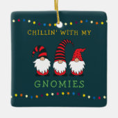 Funny Chillin' met mijn Gnomen-kerstgeweer | Ce Keramisch Ornament (Voorkant)