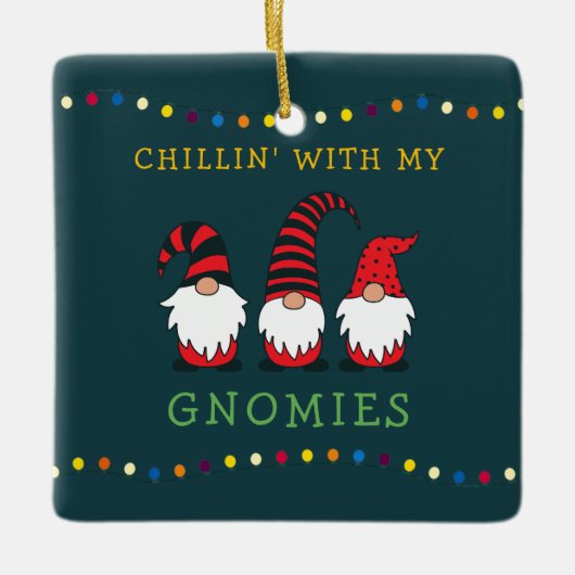 Funny Chillin' met mijn Gnomen-kerstgeweer | Ce Keramisch Ornament (Voorkant)