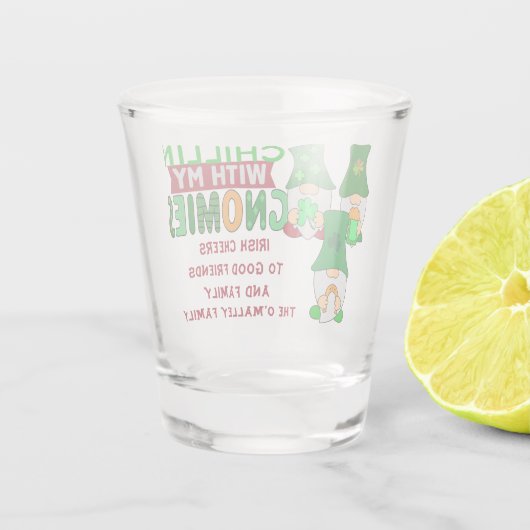 Funny Chillin met mijn Gnomies St Patricks Day Shot Glas (Achterkant)