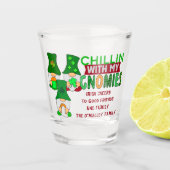 Funny Chillin met mijn Gnomies St Patricks Day Shot Glas (Voorkant)