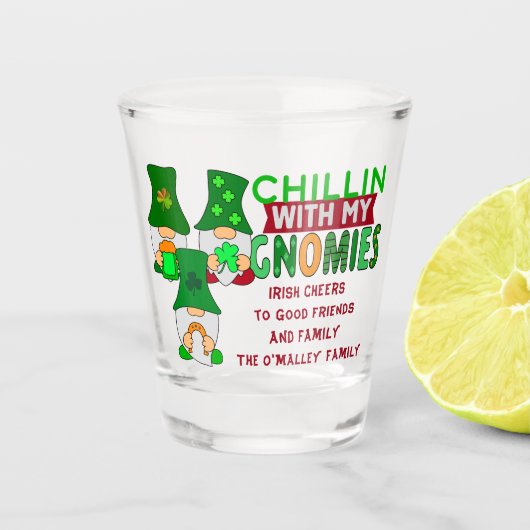 Funny Chillin met mijn Gnomies St Patricks Day Shot Glas (Voorkant)