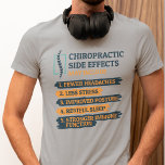 Funny Chiropractor Gag T-shirt<br><div class="desc">Chiropractor maakt een nieuw t-shirt voor uw favoriete botopstelaar. In het ontwerp op het shirt staat: "Chiropractische bijwerkingen kunnen... .Minder hoofdpijn,  minder stress.." Perfect geschenk voor een verjaardag en geweldig voor elk ogenblik van het jaar</div>