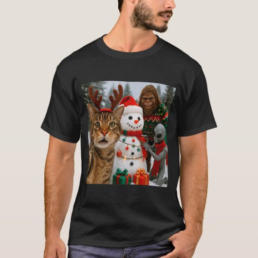 Funny Christmas Cat Selfie With Bigfoot Alien &amp T-shirt (Voorkant)