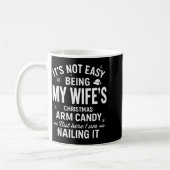 Funny Christmas It's Not Easy Being My Wife's Arm  Koffiemok (Links)