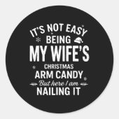 Funny Christmas It's Not Easy Being My Wife's Arm  Ronde Sticker (Voorkant)
