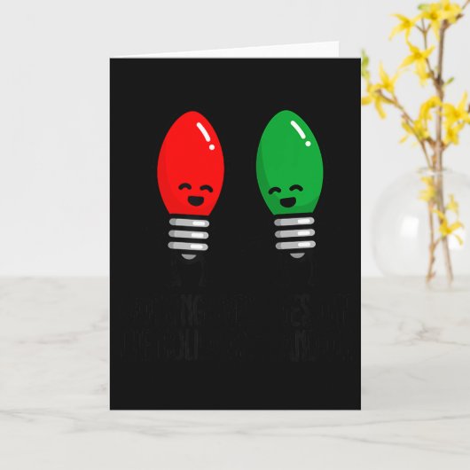 Funny Christmas Lights Pun Working Over Holidays_ Kaart (Gele Bloem)