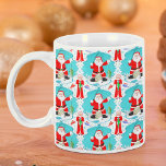 Funny Christmas Mrs Claus verslaat de kerstman bij Koffiemok<br><div class="desc">Mevrouw Claus en de kerstman vissen met een polair beer en proberen de vis van de kerstman in dit ogeepatroon te vangen.</div>