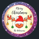 Funny Christmas Rudolph rendieren Paarse glitter Ronde Sticker<br><div class="desc">Zaubershirts Design - Een schattig vrolijk kerstontwerp met een grappige Rudolph rendier cartoon met paarse faux glitter sprankelende sterren op een gouden effect achtergrond. Pas deze X-Mas stickers eenvoudig aan naar jouw naam of tekst. Voor extra maatwerk laat je me hieronder eenvoudig een bericht achter. Ik zou graag willen dat...</div>
