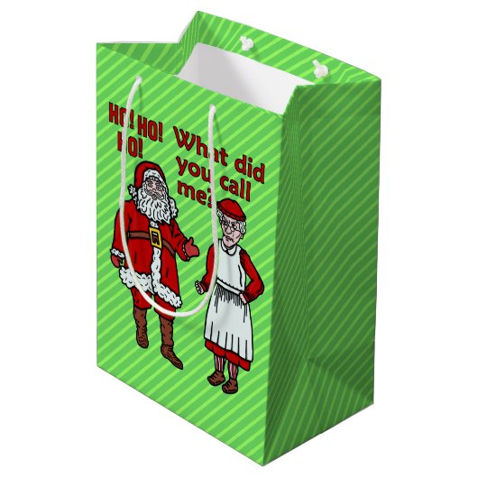 Funny Christmas Santa Claus & Mrs Holiday Humor Medium Cadeauzakje (Achterkant Gekanteld)