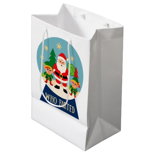 Funny Christmas Santa & Elves "Who Farted" Medium Cadeauzakje (Voorkant Gekanteld)