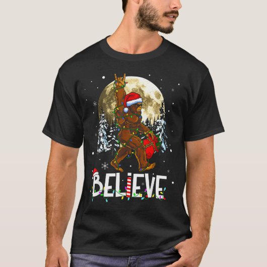 Funny Christmas Xmas Bigfoot Believe Sasquatch In  T-shirt (Voorkant)