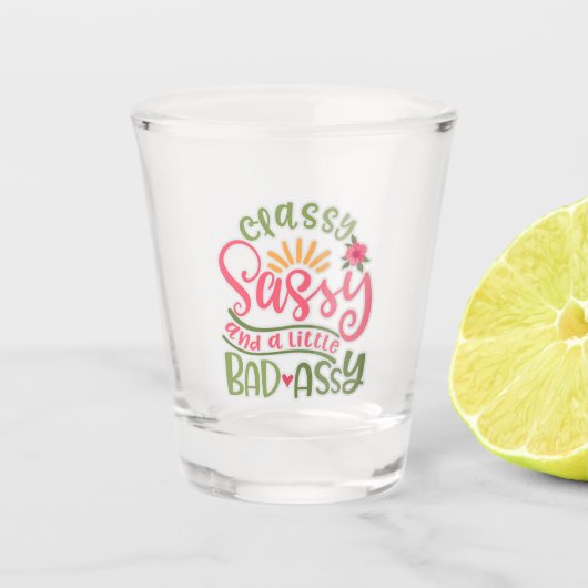 Funny Classy Sassy en een beetje slechte Assy Sass Shot Glas (Voorkant)