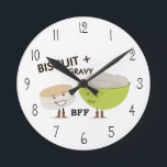 Funny Clock Biscuit & Gravy BFF Ronde Klok<br><div class="desc">Een klok met een illustratie van een koekje en een kom jaloezie met tekst,  "Biscuit   Gravy BFF."</div>
