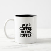 Funny Coffee Addict Mug – “My Coffee Needs Coffee” Tweekleurige Koffiemok (Links)