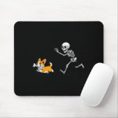 Funny Corgi Dog Steals Skeleton Bone Halloween Muismat (Met muis)
