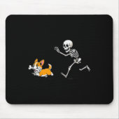 Funny Corgi Dog Steals Skeleton Bone Halloween Muismat (Voorkant)