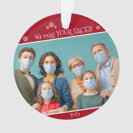 Funny Covid Foto we Miss Your Faces Red Ornament (voorkant)